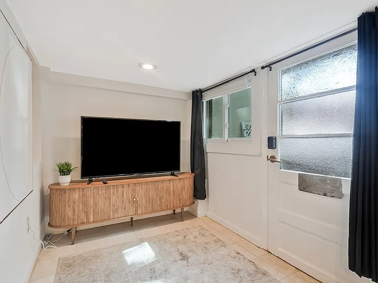 1407 King St #1 — Photo 15