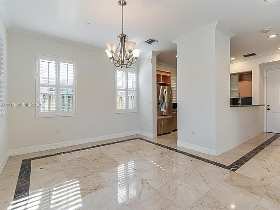 5th image of 631 NE 11th Ave #1