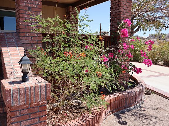 3rd image of 848 Yucca St