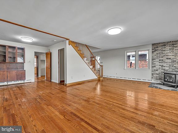 5th image of 160 Sunbury St