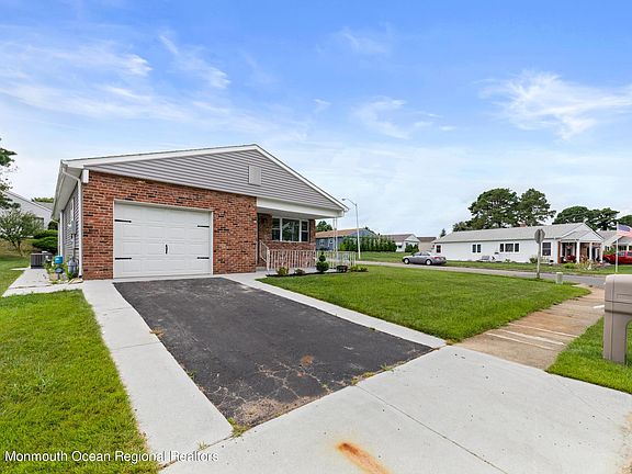 2nd image of 75 Prince Charles Dr