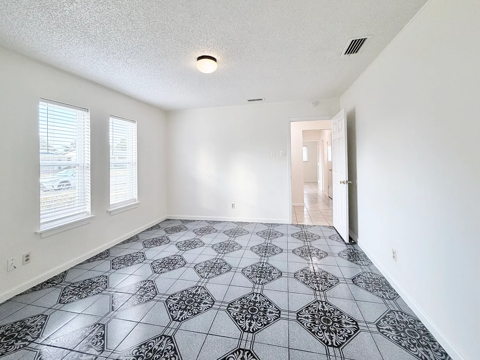 4 bed, 2106 sqft, $2,300 — Photo 1