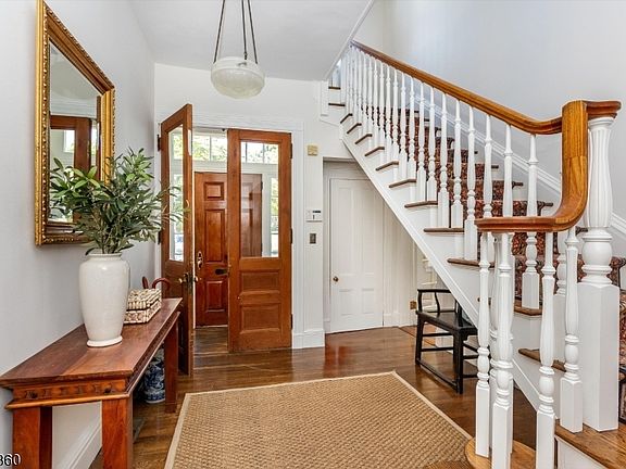 4th image of 53 Hillside Ave