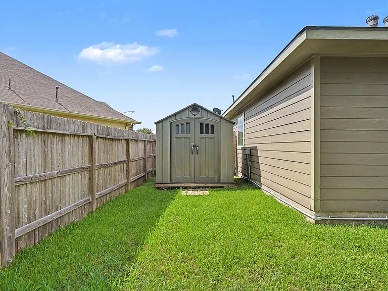 1061 Shadow Bend Ct — Photo 17