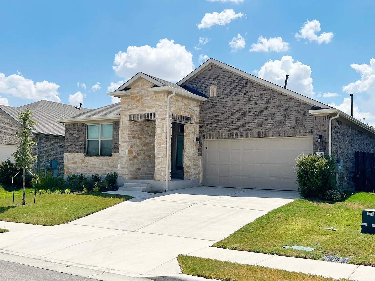 3 bed, 2.0 bath, 1952 sqft, $2,200 — Photo 2