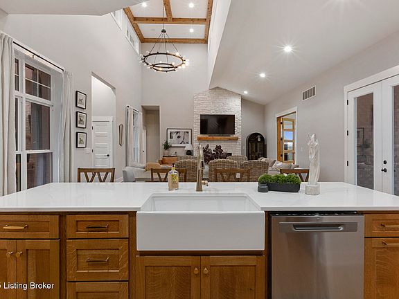 5th image of 300 S Stallard Dr