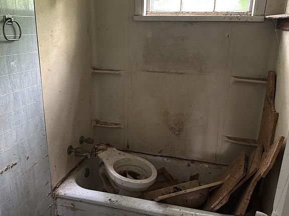 2nd image of 712 Harned Ave