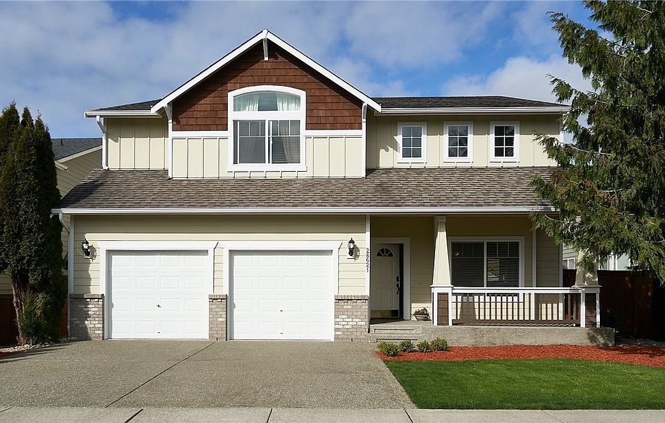 Well maintained exterior and yard in this Pebble Creek home.  
