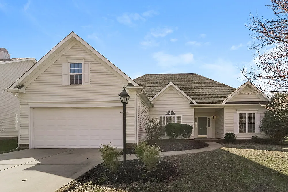 3 bed, 2.0 bath, 1630 sqft, $2,120 — Photo 1
