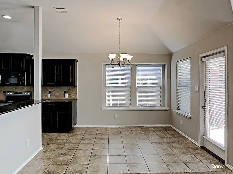 632 Hutchins Dr — Photo 5