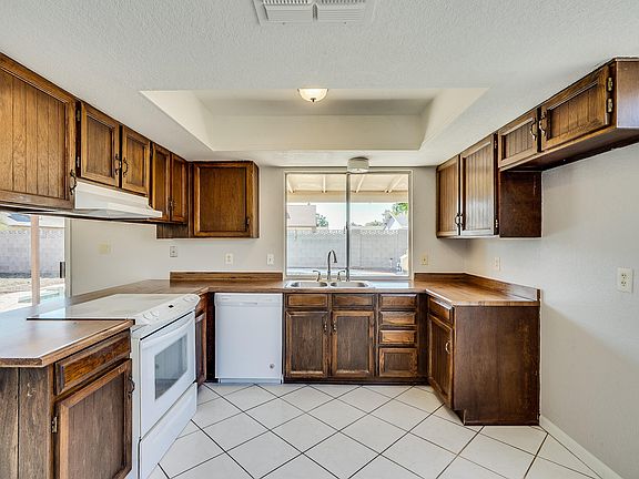 3rd image of 1407 W Sequoia Dr