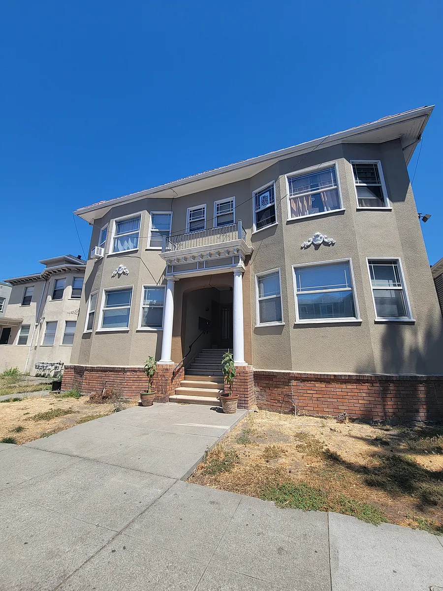 Building Photo - 424 E 15th St #424