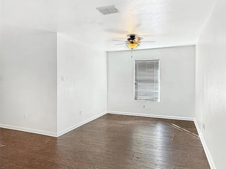 1217 Caroline Dr — Photo 3