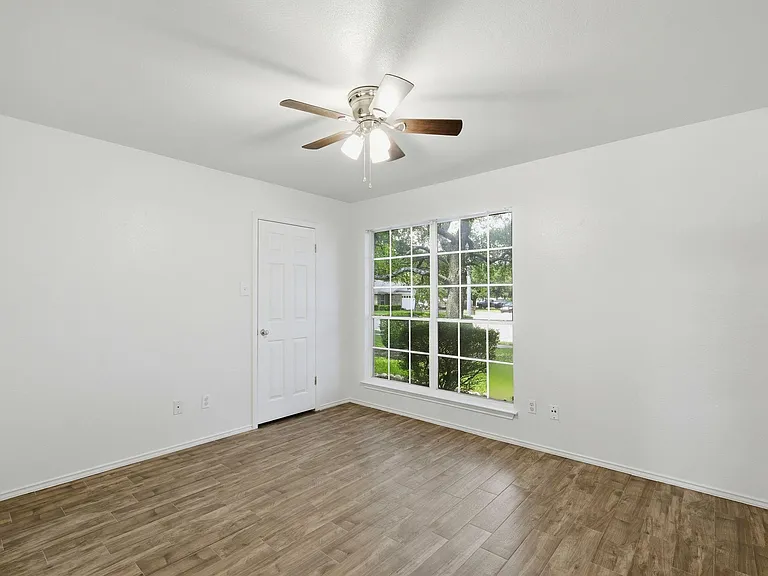 1005 Rolling Ridge Dr — Photo 12