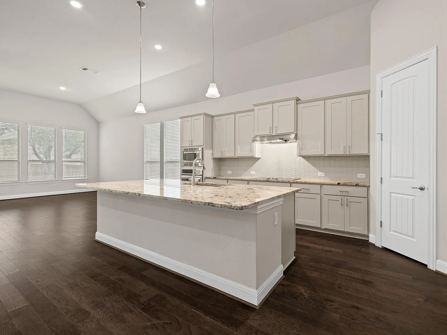 4 bed, 3.0 bath, 2752 sqft, $2,800 — Photo 3