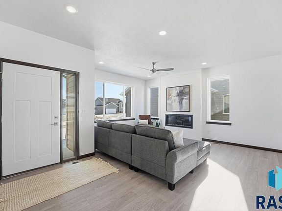 5th image of 213 Plainside Ave