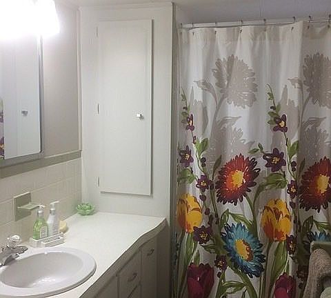 Main bathroom with tub