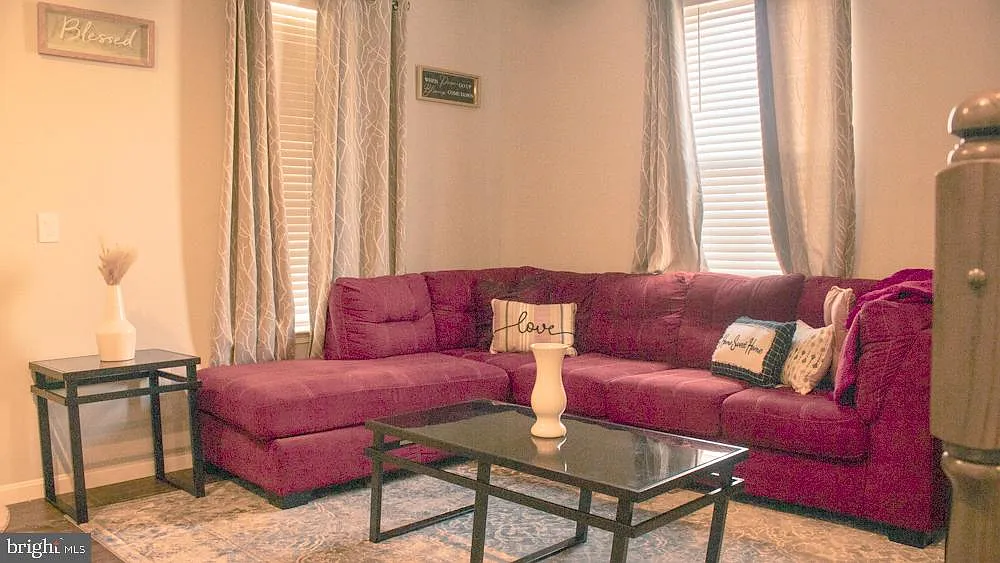 4 bed, 2.5 bath, 2260 sqft, $4,000 — Photo 2