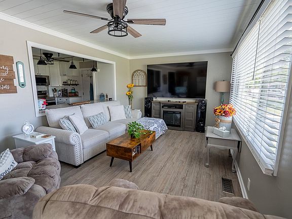4th image of 470 Park Dr