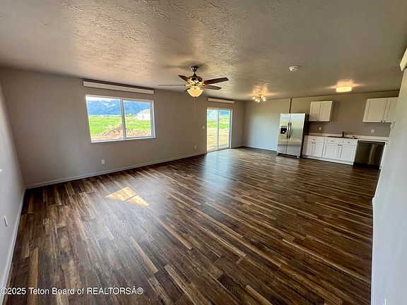 4th image of 105 Country Creek Ln