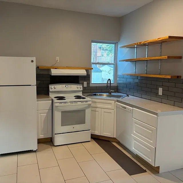 210 N Mersington Ave — Photo 2