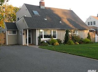 87 Constellation Rd, Levittown, NY 11756