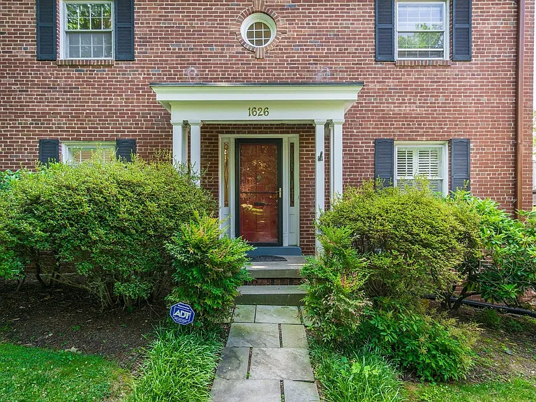 1626 Kalmia Rd NW — Photo 4
