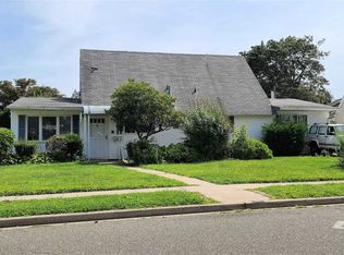 13 Abbey Ln, Levittown, NY