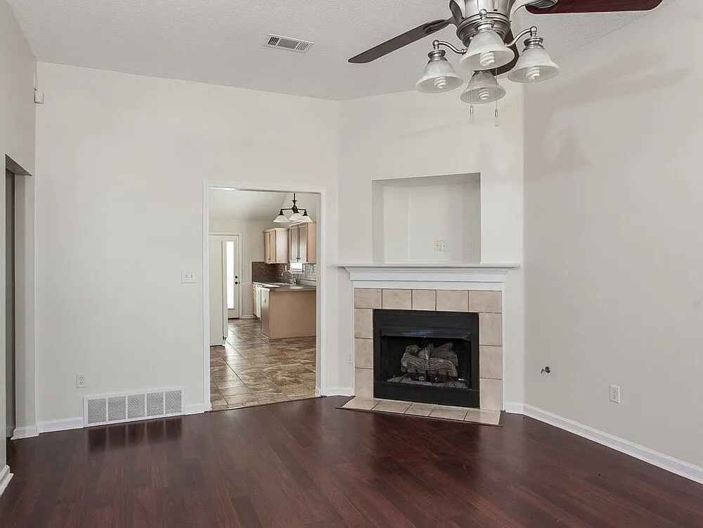 3 bed, 2.0 bath, 1199 sqft, $1,645 — Photo 3