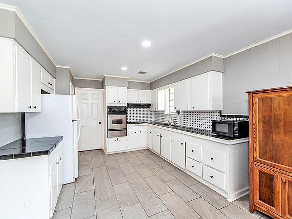 5th image of 305 Wildwood Dr