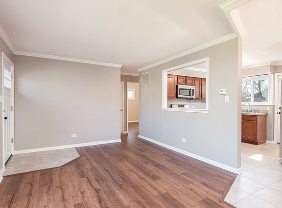 5th image of 11016 S Worth Ave