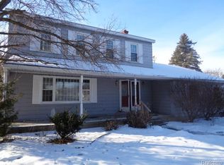 8074 Dover Dr, Grand Blanc, MI 48439