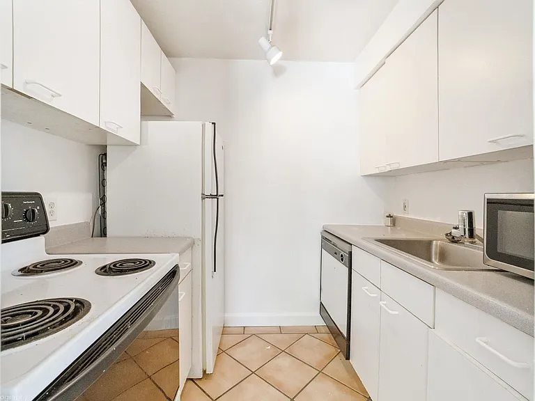924 NE 17th Ter #1 — Photo 2