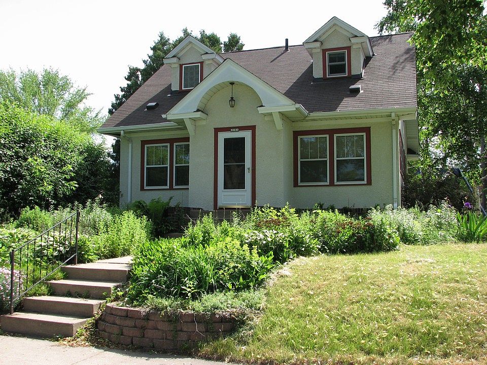 Great Curb Appeal!