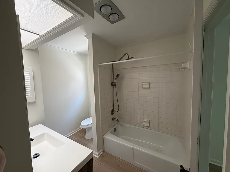 512 E 46th St — Photo 30