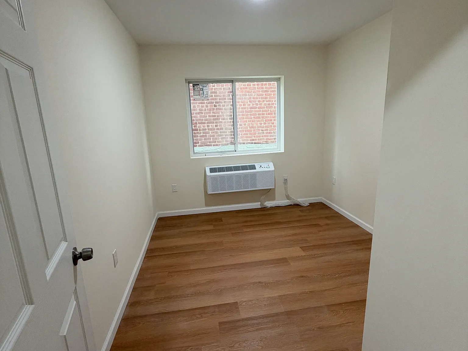 3 bed, 1000 sqft, $3,373 — Photo 3