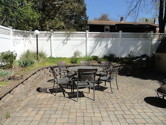 4th image of 10 Ivy Pl