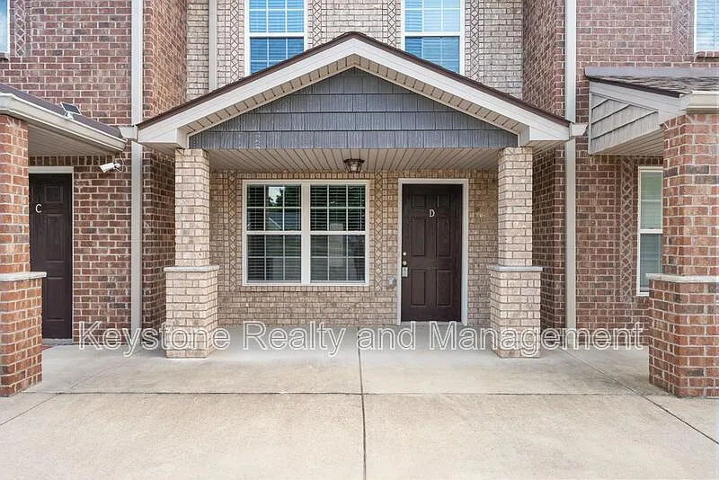 2 bed, 2.5 bath, 1300 sqft, $1,325 — Photo 2