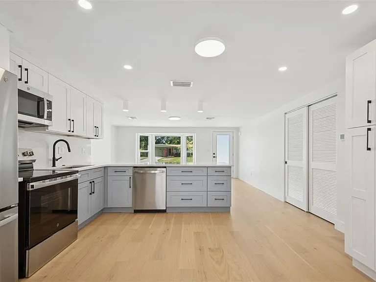 2655 Bay St — Photo 6