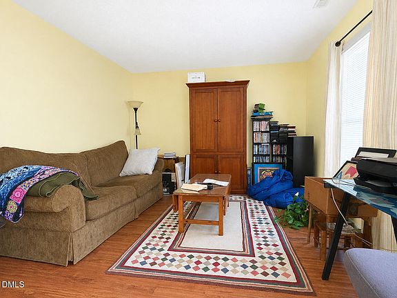 4th image of 404 Old Farm Rd