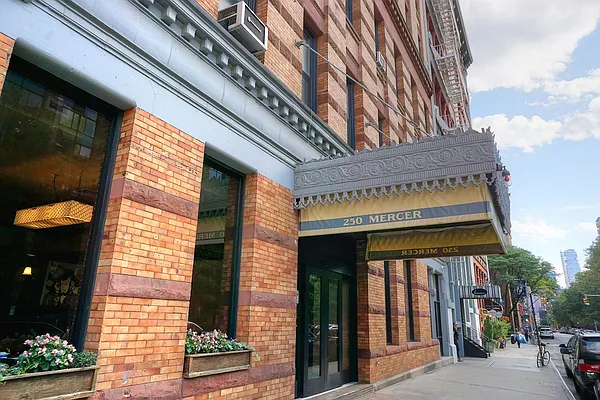 Sold by REGII | media 18