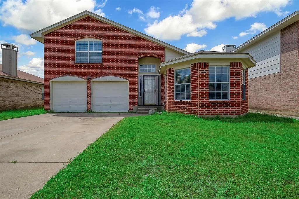 1729 Whispering Cove Trl — Photo 1