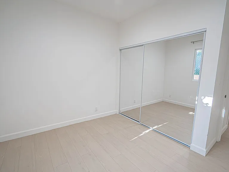 10941 Amestoy Ave — Photo 16