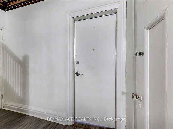 5th image of 173 Spadina Rd Floor 1-2