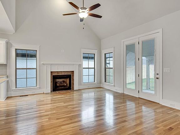 4th image of 192 Karen Dr