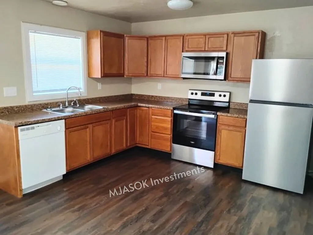 3 bed, 1.5 bath, 1000 sqft, $975 — Photo 2