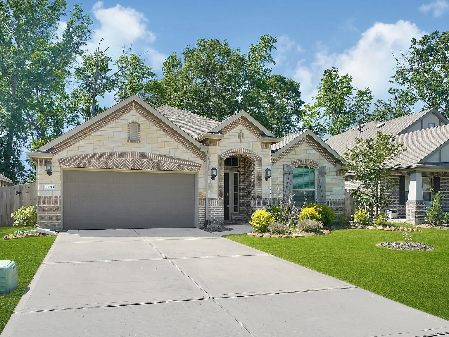 3 bed, 2.0 bath, 2039 sqft, $2,100 — Photo 2