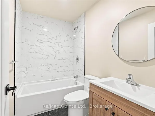 445 Centre St N #B, Greater Napanee, ON K7R 3S4