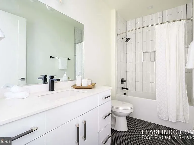 1018 Douglas St NE #5 — Photo 14