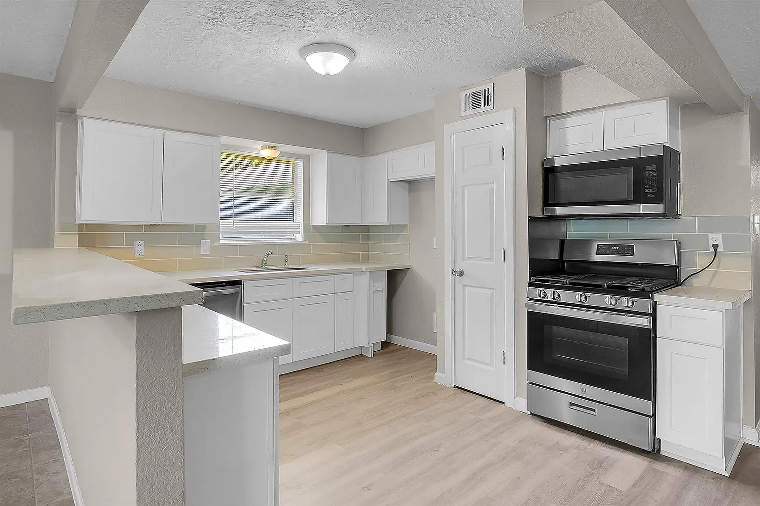 4 bed, 1690 sqft, $1,700 — Photo 3